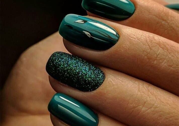 Regular Manicure color verde con Diseño